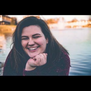 Meet your Posher, Caitlin